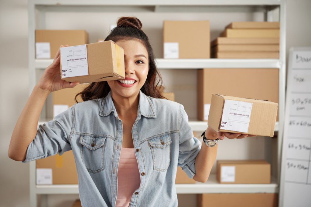 Mulher segurando caixas de encomenda