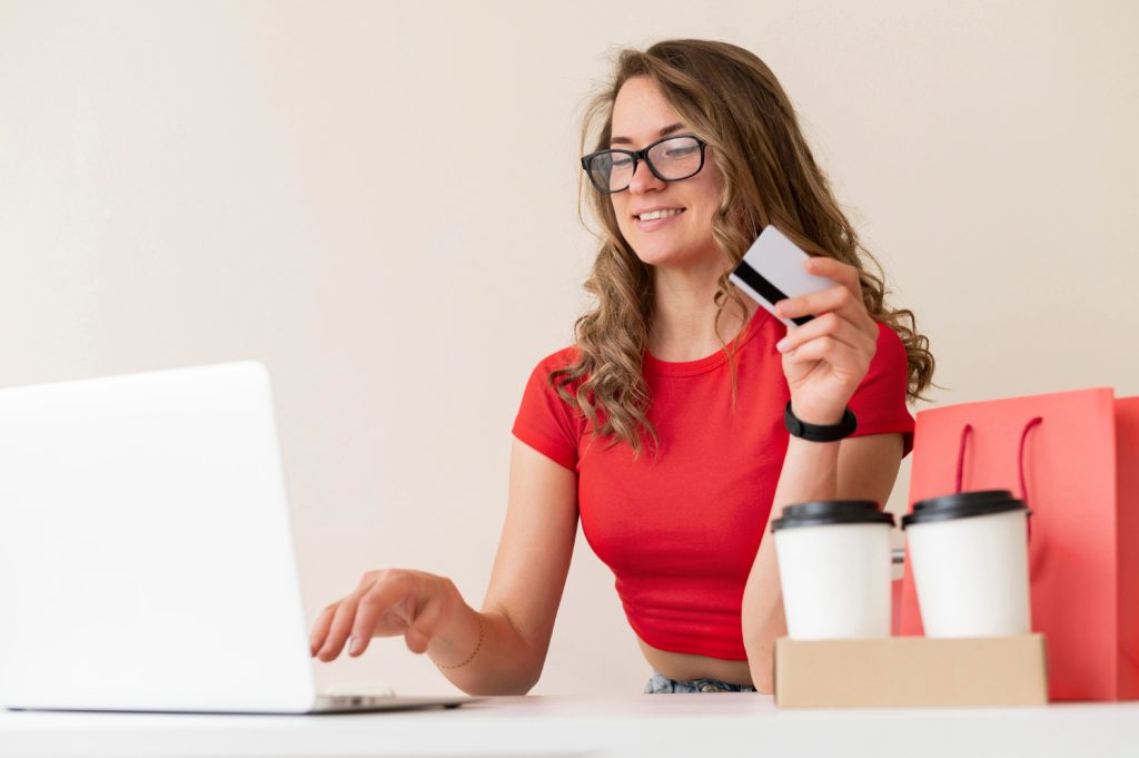 mulher feliz realizando uma compra após ser impactada pelo método aida